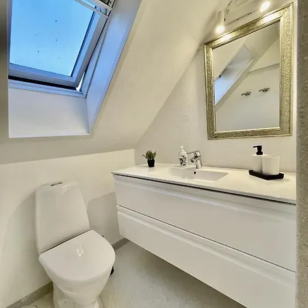 Aday - Modern 2 Bedroom Charming With Public Parking